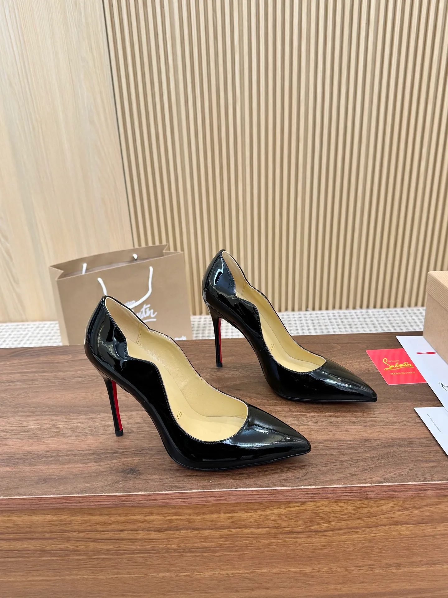 👟👟Ex-factory price 440 👟👟 Genuine leather sole +40 shipped all year round 💝Christian Louboutin CL👠 "Imported cow patent leather💎 series" noble and luxurious, real blingbling👟👟 real materials, all customized by the pattern maker, and the materials are made of original customized materials, achieving the taste of the original 5 color options💍 Upper: imported 👉cow patent leather💪 lining: sheepskin foot pad/lining code number: 34-40.41.42 heel height: two options: 10.5cm and 8.5cm